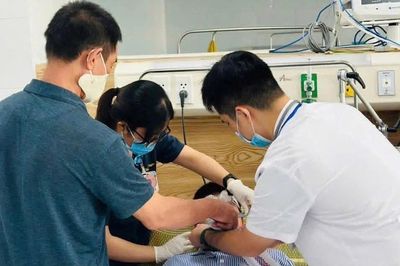 Vụ hơn 40 người ngộ độc khí: Hai bệnh nhân tổn thương nghiêm trọng