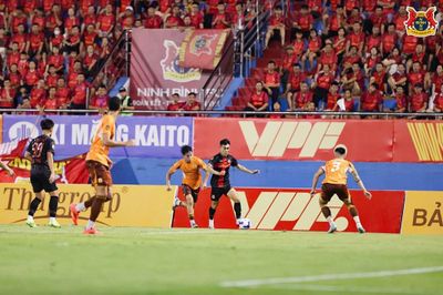 Highlight Ninh Bình vs HAGL: Rượt đuổi 7 bàn và 2 tấm thẻ đỏ