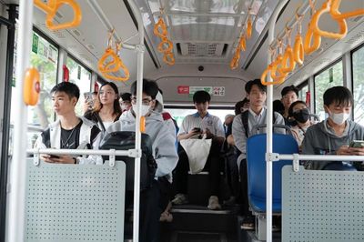 Đi xe buýt miễn phí ở TP.HCM, được mang theo bao nhiêu hành lý?