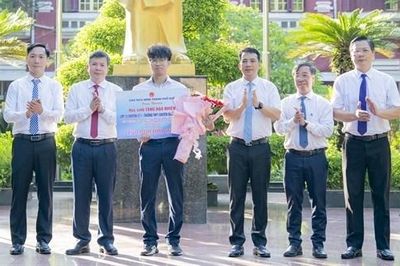TP. Huế khen thưởng học sinh giành Huy chương Bạc Olympic Vật lý quốc tế