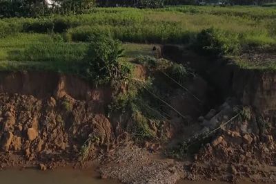 [Video] Sạt lở nghiêm trọng hơn 1.000m2 bờ sông Trà Khúc qua xã Trà Giang