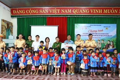 Cảnh sát giao thông Đà Nẵng đồng hành cùng đồng bào vùng biên La Dêê