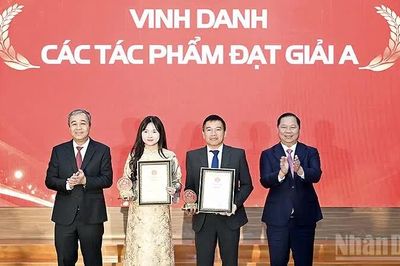 Đảng ủy Dân vận, Mặt trận và các đoàn thể Trung ương trao giải Cuộc thi chính luận bảo vệ nền tảng tư tưởng của Đảng
