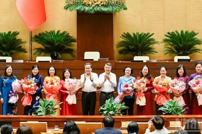 [Ảnh] Thủ tướng Chính phủ và Chủ tịch Quốc hội gặp mặt các nữ đại biểu Quốc hội khóa XVI
