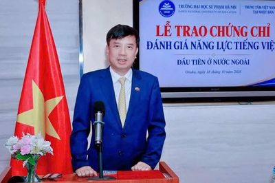 Trao chứng chỉ cho thí sinh tham gia kỳ thi đánh giá năng lực tiếng Việt tại Nhật Bản