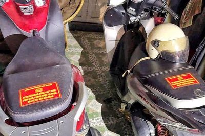 Dán 'tem' nhắc nhở người dân cảnh giác