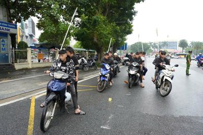 Làm rõ nhóm thanh thiếu niên mang hung khí, chạy xe náo loạn trung tâm phố Huế để khoe 'chiến tích' trên TikTok