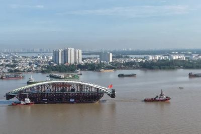 Nhịp chính cầu đi bộ qua sông Sài Gòn sắp về đến Bến Bạch Đằng