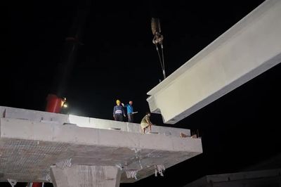 Cận cảnh thi công gác dầm cầu vượt Võ Văn Kiệt qua tuyến cao tốc Mỹ Thuận - Cần Thơ