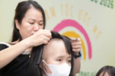 Ước mơ có lại mái tóc của cô bé mắc ung thư máu