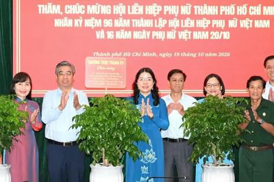Phó Bí thư Thành ủy TPHCM Nguyễn Phước Lộc thăm, chúc mừng Hội Liên hiệp Phụ nữ TPHCM