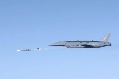 Phi công F-22 lần đầu điều khiển UAV chiến đấu YFQ-44A Fury trong thực tế