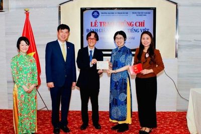 Trao chứng chỉ đánh giá năng lực tiếng Việt cho thí sinh tại Osaka, Nhật Bản