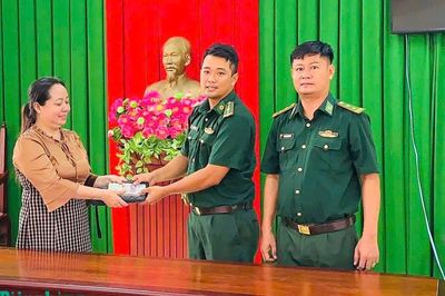 Nhặt được gần 40 triệu đồng cùng nhiều giấy tờ quan trọng, cán bộ Biên phòng trả lại người đánh rơi