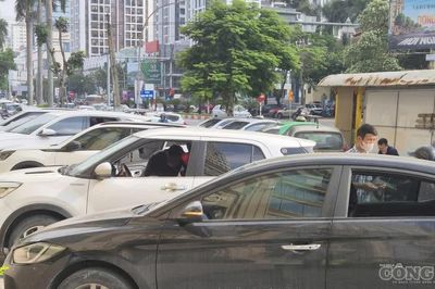 Nhiều ô tô đỗ trước chung cư bị đập phá trong đêm