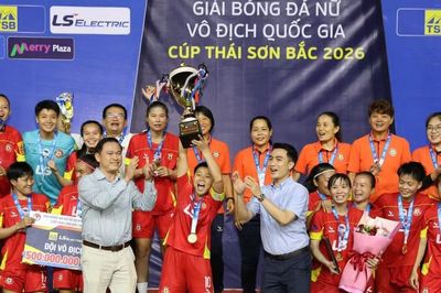 TP.HCM I chính thức nâng cúp vô địch, lập kỷ lục 8 lần đăng quang liên tiếp
