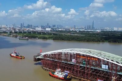 Sà lan chở vòm thép cầu đi bộ 3.400 tấn vượt cầu Phú Mỹ, hướng về Bến Bạch Đằng