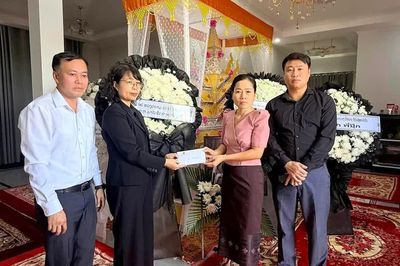 Tổng lãnh sự quán Việt Nam tại Lào thăm hỏi gia đình nữ du học sinh bị sát hại