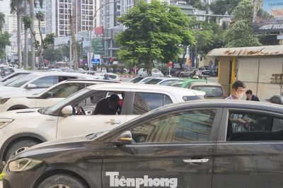 Thêm nhiều ô tô bị đập vỡ kính ở Nghệ An