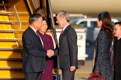 Nhà vua và Hoàng hậu Đan Mạch đón Tổng Bí thư, Chủ tịch nước và Phu nhân tại sân bay