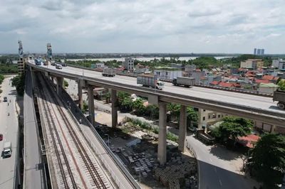Cầu Thăng Long rào chắn sửa chữa xuyên đêm gần 2 tháng