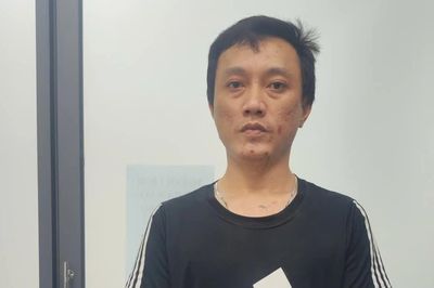 Đối tượng chặn đường, đập phá ô tô ở TPHCM đã bị đưa về trụ sở công an
