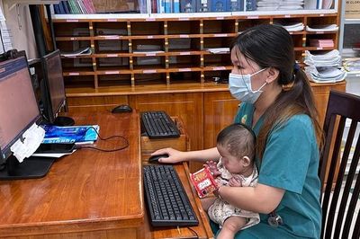 Câu chuyện xúc động phía sau hình ảnh y bác sĩ vừa làm việc vừa chăm 'con'