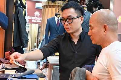 Thạc sĩ ngoại giao 'cất bằng', về nối nghiệp tiệm may Âu phục 3 đời ở Hà Nội