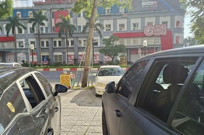8 ô tô đỗ trước một chung cư bị đập vỡ kính