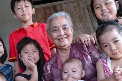 Nhớ lời em trai trăng trối, bà lão Nghệ An 9 năm vun vén tổ ấm cho cháu khờ dại