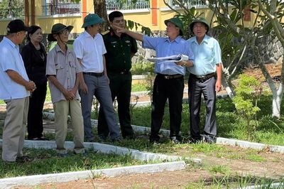 Xác minh thông tin mộ liệt sĩ tập thể trong sân trụ sở Đảng ủy xã