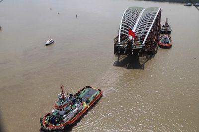 Vòm thép 3.400 tấn tiến vào sông Sài Gòn, cách bến Bạch Đằng 6km