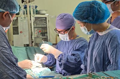 Phát hiện vùng kín con trai 10 tuổi 'có vấn đề' trong khi tắm