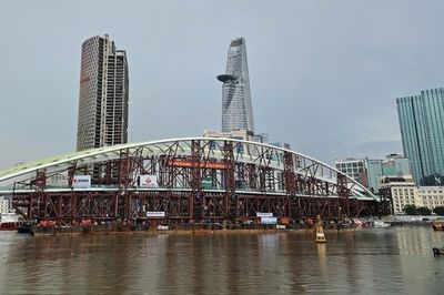 Vòm thép 3.400 tấn cập bến, cầu đi bộ qua sông Sài Gòn sắp hợp long