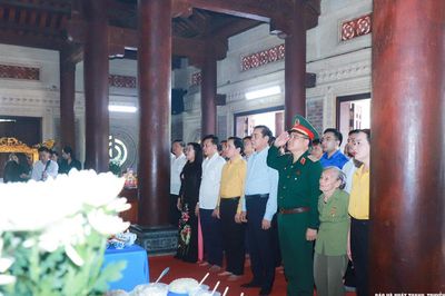 Chủ tịch UBND tỉnh Nghệ An Võ Trọng Hải dâng hoa, dâng hương tưởng niệm tại Khu Di tích lịch sử Quốc gia Truông Bồn
