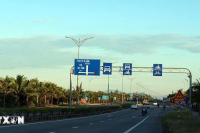 Rà soát, tháo dỡ biển báo hạn chế tốc độ 'bủa vây' đường ven biển Nghệ An
