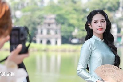 Duyên dáng áo dài nhân Ngày Phụ nữ Việt Nam 20/10