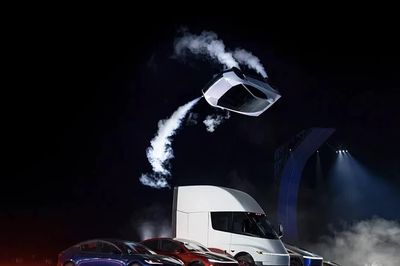 Nhiều vấn đề pháp lý xoay quanh xe 'bay' mới của Tesla