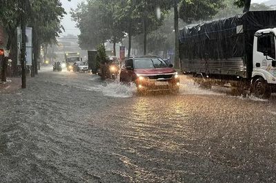 Thời tiết ngày 19/10: Nam Bộ mưa to, nhiều vùng biển cảnh báo lốc xoáy