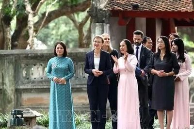 Thủ tướng Liechtenstein tham quan Văn Miếu - Quốc Tử Giám