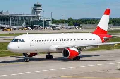 Máy bay Austrian Airlines hạ cánh khẩn cấp vì đe dọa đánh bom