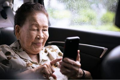 Cụ bà U90 muốn kết hôn với 'tổng tài bá đạo', cháu gái sững sờ khi biết danh tính thật