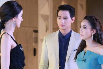 Sống dưới 'bóng' vợ cũ