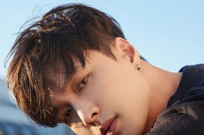 Lay của EXO trở lại trường học ở tuổi 35