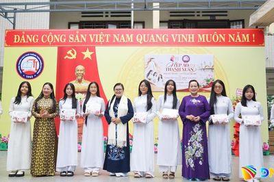 Trao tặng 200 bộ áo dài cho nữ sinh Trường THPT Thái Phiên