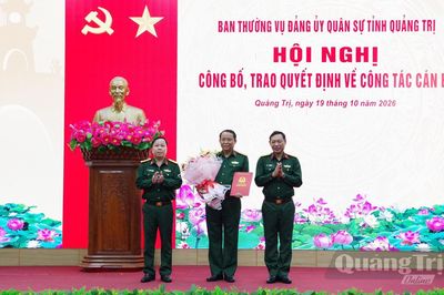 Ban Thường vụ Đảng ủy Quân sự tỉnh công bố, trao quyết định về công tác cán bộ