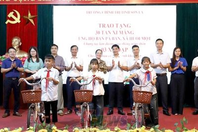 Trường Chính trị tỉnh Sơn La thăm tặng quà tại xã Huổi Một