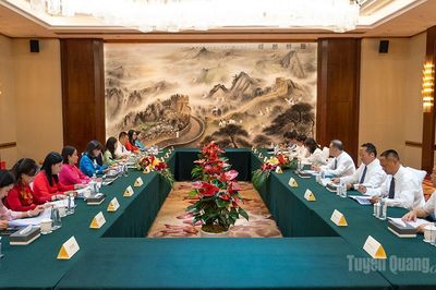 Hội đàm giữa Đoàn đại biểu HĐND tỉnh Tuyên Quang và Đoàn đại biểu Ban Thường vụ Nhân đại châu Văn Sơn, Trung Quốc