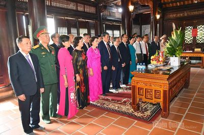 Đoàn Ban Chủ nhiệm Câu lạc bộ Tân Trào Tuyên Quang dâng hương Chủ tịch Hồ Chí Minh