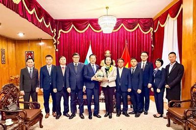 Đoàn công tác Vinachem làm việc với Đại sứ quán Việt Nam tại Bulgaria